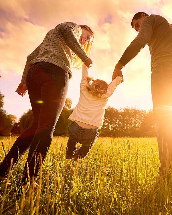 famille devant coucher soleil format portrait famille devant coucher soleil format portrait